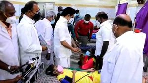 ஸ்டான்லிக்கு சென்ற ஸ்டாலின்.. காலில் விழுந்த சேலம் சிறுமியின் தாய்.. தைரியம் கூறிய முதல்வர்! 