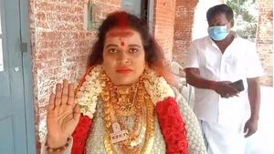 சொகுசு கார், கழுத்து நிறைய நகை.. ஐவரி நிற சுடிதார்.. தஞ்சை டிஐஜி ஆபீஸ் வந்த பெண் சாமியாரால் பரபரப்பு 