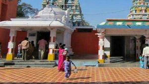 கர்நாடகாவில்  திடீரென கோயிலுக்குள் ஓடிய 2வயது தலித் குழந்தை .. ரூ.25 ஆயிரம் அபராதம் விதித்து கொடுமை 