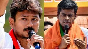 உதயநிதி ஸ்டாலின் மீது வழக்குப் பதிவு செய்ய வேண்டும்.. பாஜக தலைவர் அண்ணாமலை பரபரப்பு பேட்டி 