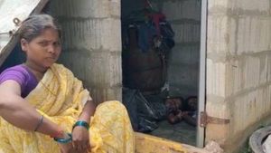  2 ஆண்டுகளாக 2 குழந்தைகள், மாமியாருடன் கழிப்பறையில் தங்கியிருக்கும் பெண்.. கண்ணீர் மல்க பேட்டி
