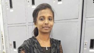 காதல் விவகாரம்: கருவேலமரத்தில் துப்பட்டாவில் தொங்கிய இளம்பெண்.. கதறிய உறவுகள், திருவள்ளூரில் பதற்றம்