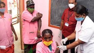 வீடு தேடி வந்து முதியோருக்கு தடுப்பூசி போடப்படும்.. புதுச்சேரியில் 25-ம் தேதி தடுப்பூசி திருவிழா 