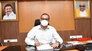  ஒன்இந்தியா செய்தி எதிரொலி.. மாற்றுத்திறனாளி சிறுவனுக்கு காலனியை வழங்கிய கோவை ஆட்சியர்.. நெகிழ்ச்சி