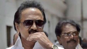 தேனியில் சிக்கிய அதிமுக பிரமுகர்..  அரசு நிலத்தை பட்டா போட்டவர்கள் கலக்கம்.. ஆக்சனில் ஸ்டாலின் அரசு 