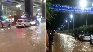 விமானத்தில் பறப்பதற்கு முன் டிராக்டரில் பயணம்.. மழைநீர் சூழ்ந்ததால் பெங்களூருவில் நடந்த ருசிகரம்..! 