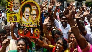 ஊரக உள்ளாட்சி தேர்தல்:  தலைவர் பதவிகளை கொத்தாக கைப்பற்றிய திமுக  - தீபாவளி கொண்டாடிய திமுகவினர் 