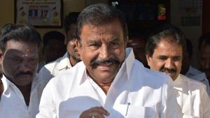  ஆர்வமிகுதியில் அமைச்சர் கே.என்.நேரு ஆதரவாளர்கள்... பலமுறை கடிந்தும் கேட்காத உ.பி.க்கள்..! 