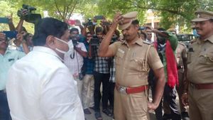 சபாநாயகர் படத்துடன் ஓட்டு கேட்ட திமுக வேட்பாளர்கள்.. புகார் அளிக்க சென்ற இன்பதுரை தடுத்து நிறுத்தம்