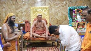  மதுரை ஆதீனம் ஹரிஹர தேசிக சுவாமிகளிடம் ஆசீர்வாதம் வாங்கிய பாஜக தலைவர் அண்ணாமலை!