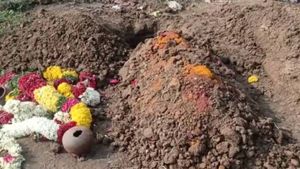 புதைக்கப்பட்ட பெண் சடலத்தின் தலையை வெட்டி எடுத்துச் சென்ற மர்ம நபர்கள்.. விசாரணையில் திடீர் ட்விஸ்ட்