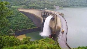 இடுக்கி அணை திறப்பால் கரைபுரண்டு ஓடும் வெள்ளம் - 3 நாட்களுக்கு ரெட் அலெர்ட் விடுத்த  வானிலை மையம் 
