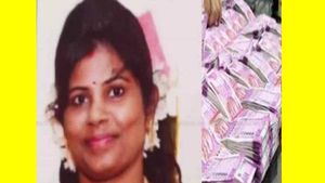  இளைஞருடன் எஸ்கேப் ஆன தொழிலதிபர் மனைவி.. டெல்லியில் தனிப்படை போலீசார் சுற்றி வளைப்பு..குமரி பரபரப்பு