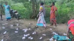 ஊருக்குள் சாராய விற்பனை.. ஓட ஓட விரட்டி வெளுத்தெடுத்த மக்கள்..தலைதெறித்து ஓடிய கும்பல்..வைரல் வீடியோ