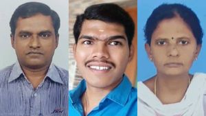 லாரி ஓட்டுநரின் ஒரு  நொடி தவறு.. டாக்டர் உள்பட 3 பேரின் உயிரை பறித்த  விபத்து.. ஈரோட்டில் சோகம்