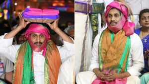 திருமலை பிரம்மோற்சவம் கருட சேவை: ஏழுமலையானுக்கு  பட்டு வஸ்திரம் சமர்பித்த முதல்வர் ஜெகன்மோகன் ரெட்டி 