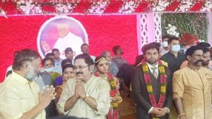 சாப்பிட்டுவிட்டு செல்லுங்க... TTV மகள் திருமண வரவேற்பில் OPS தம்பிக்கு ராஜமரியாதை.. ருசிகர தகவல்..! 