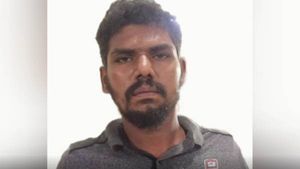 இன்னொரு குவாட்டர் சொல்லு குமாரு..  ஓசி சரக்கு கும்பல் அட்டகாசம்.. போர்க்களமான மதுரை மதுக்கடை! 