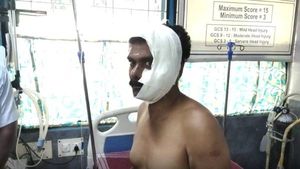 'ஓசியில் சரக்கு கொடு'..  டாஸ்மாக் கடையில் 'குடிமகன்'கள் அலப்பறை.. விற்பனையாளருக்கு கத்திக்குத்து! 