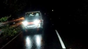சேலம் மாவட்டத்தில் இடைவிடாத மழை... ஏற்காடு மலைப் பாதையில் மண் சரிவு- போக்குவரத்து நிறுத்தம்! 