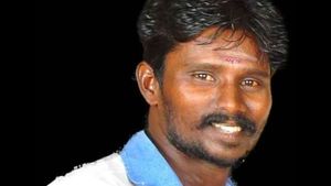 வளைகாப்புக்கு ஏற்பாடு செய்த கணவன்.. மின்கம்பியை மிதித்து சுருண்டு விழுந்து பலி.. கதறி அழுத கர்ப்பிணி