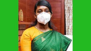 சுழன்று சுழன்று வேலை பார்த்த திவ்யா.. நீலகிரி மாவட்ட கலெக்டருக்கு கொரோனா உறுதி.. மக்கள் சோகம்