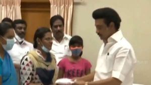 கதறி அழுத மாணவி!கவலைப்படாதேம்மா!கார் அனுப்பி  மாணவியை வாழ்த்திய முதல்வர்! மதுரையில் நெகிழ்ச்சி! 