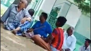 பள்ளி மாணவனை கம்பால் கொடூரமாக அடித்த பொதுமக்கள்.. ராமநாதபுரம் அருகே கொடுமை 