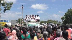 ஆளும் கட்சி அதிமுகதான்.. மாநில சுயாட்சிக்கு எதிராக பேசுகிறாரா தம்பிதுரை? 