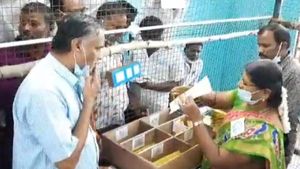 தாமரையில ஒரு குத்து.. டார்ச்சில ஒரு குத்து.. சூரியனுக்கும் ஒரு குத்து.. வினோத வாக்காளர்! 