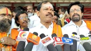 தோலுரித்து விட்டதாம் ருத்ர தாண்டவம் படம்.. ரசிகர்களுக்கு இனிப்பு வழங்கி கொண்டாடிய இந்து மக்கள் கட்சி
