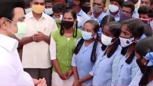 கல்வியில் புரட்சியை ஏற்படுத்தப்போகும் இல்லம் தேடி கல்வி திட்டம் - அன்பில் மகேஷை பாராட்டிய முதல்வர் 