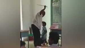  கடலூரில் பள்ளிக்கு வராத மாணவருக்கு அடி, உதை.. பகீர் கிளப்பிய வீடியோ.. ஆசிரியரை கைது செய்த போலீசார்