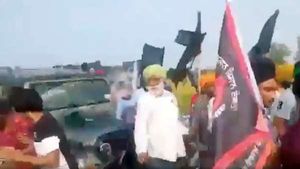 அமைதியாக நடந்து சென்ற விவசாயிகள் மீது மோதி தூக்கி வீசிய கார் - பதை பதைக்க வைக்கும் வீடியோ காட்சி 
