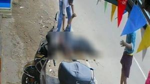 மொட்டை மாடியில் கிரிக்கெட் விளையாடிய சிறுவன்.. மின்சாரம் தாக்கி பலி.. பதைபதைக்கும் சிசிடிவி காட்சிகள்