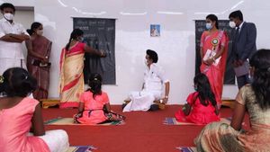 தரையில் அமர்ந்து பாடம் கேட்ட ஸ்டாலின்.. இப்படி ஒரு எளிமையான முதல்வரா?.. குவியும் பாராட்டு 