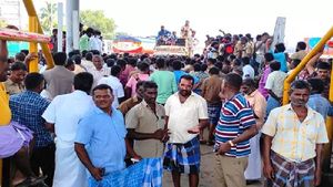 நாங்க லோக்கல்..! டோல் கேட் கட்டணம் கொடுக்க முடியாது! கிளர்ந்து எழுந்த மதுரை மக்கள்! 