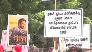 Jai Bhim: பாம்பை தூக்கி போடுவோம்.. ஜாக்கிரதை.. சூர்யாவிற்கு ஆதரவாக குதித்த பழங்குடியின மக்கள்- வைரல்