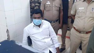 குவாரி தொழிலாளர்கள் மீது தாக்குதல்.. கைதான அதிமுக நிர்வாகிக்கு நெஞ்சு வலி.. மருத்துவமனையில் அனுமதி 