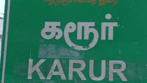 போலீஸ் மீது நம்பிக்கை உள்ளது, மாணவர் போராட்டம் தேவையில்லை..தற்கொலை செய்த கரூர் மாணவியின் தாய் பேச்சு