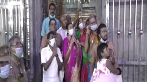 திருவண்ணாமலை மலை மீது ஒளிதரும் தீபம் - சாமி தரிசனம் செய்து வேண்டிக்கொண்ட துர்கா ஸ்டாலின் 