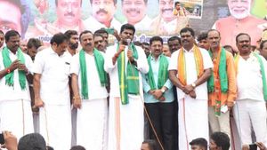 தொண்டர்களை மிரட்ட நீங்கள் யார்..? காரிலிருந்து இறங்கி காவல் ஆய்வாளரிடம் கடுகடுத்த அண்ணாமலை..! 