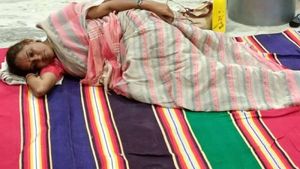 தரையில் படுத்து உறங்கி.. லேப்டாப்போடு வேலையை தொடங்கிய ஜோதிமணி.. கரூர் கலெக்டர் ஆபிசில் போராட்டம்! 