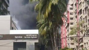 மும்பையில் கார் ஷோ ரூமில் தீ விபத்து.. தீயில் கருகிய காஸ்ட்லி கார்கள்! தொழிலாளர்களின் கதி? 