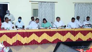 எதிரும் புதிரும்; முகத்தை திருப்பிக் கொண்ட காங்கிரஸ் முக்கிய புள்ளிகள்; ரயில்வே மீட்டிங் ருசிகரம்! 