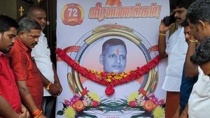 திருப்பூரில் நாதுராம் கோட்சே வீரவணக்க நாள்.. சிவசேனாவை சேர்ந்தவர்கள் மீது பாய்ந்தது வழக்கு! 