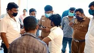 எஸ்கிலேட்டரால் நேர்ந்த விபரீதம்.. 5ஆம் மாடியில் இருந்து தவறி விழுந்த சிறுவன்.. மதுரையில் பரபரப்பு