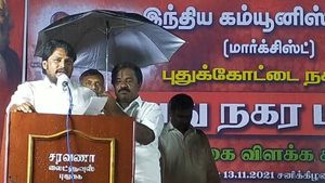 அட நம்புங்க.. நம்ம தமிழ்நாட்டில்தான்.. மேடையில் தொண்டருக்கு குடை பிடித்த எம்.எல்.ஏ... நெகிழ்ச்சி! 