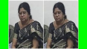 பெட்ரூமில் தொக்காய் சிக்கிய ரூ.2 கோடி.. பெண் அதிகாரியின் மிரள வைக்கும் லஞ்சம்.. விசாரணை ஆரம்பம்