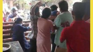 2 வடைக்கு இவ்வளவு பெரிய போரா? கடைக்காரரிடம் மல்லுகட்டிய பெண் அதிகாரி! திரண்டு வந்த கும்பல்! 